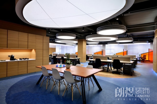 流畅、高效、简洁的商务办公室空间装修设计赏析