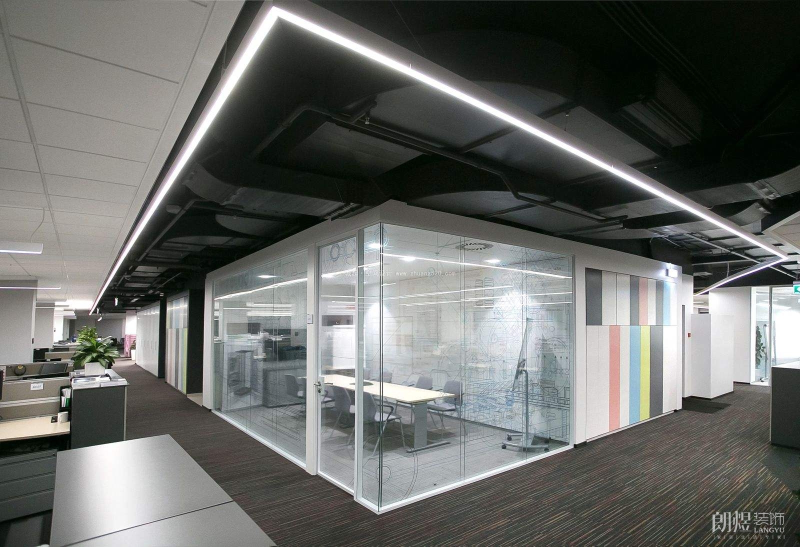 成都办公室装修设计使用玻璃隔断的优势有哪些？