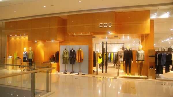 COS服装专卖店铺装修效果