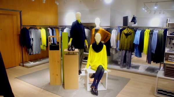 COS服装专卖店铺装修效果