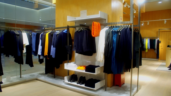 COS服装专卖店铺装修效果