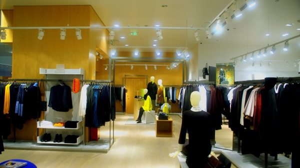COS服装专卖店铺装修效果